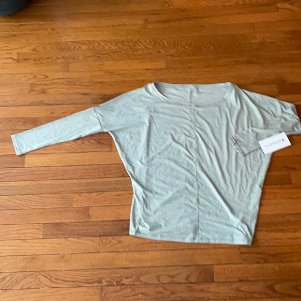 NWT Athleta Essence Flow top